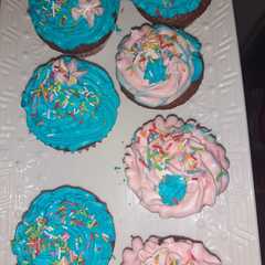 Una foto de كاب كيك بالحليب المغلي وبالكريم شونتي 🧁🧁🧁🧁🧁(🧁cupcakes)
