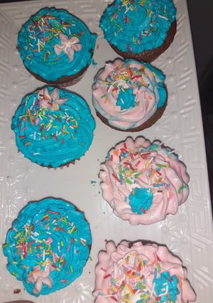 Una foto de كاب كيك بالحليب المغلي وبالكريم شونتي 🧁🧁🧁🧁🧁(🧁cupcakes)