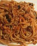 Espaguetis con champiñones, atún y jamón