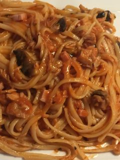 Una foto de Espaguetis con champiñones, atún y jamón
