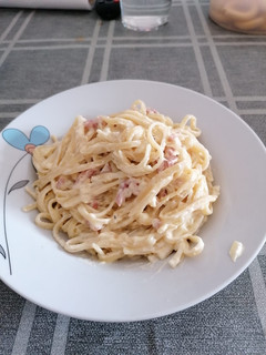 Una foto de Tallarines con queso Philadelphia y bacon