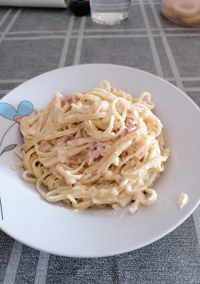 Una foto de Tallarines con queso Philadelphia y bacon