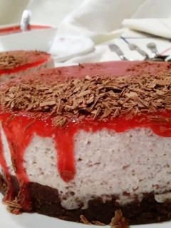 Una foto de Mousse de stracciatella con fresa y chocolate