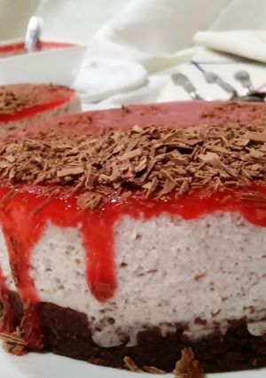 Una foto de Mousse de stracciatella con fresa y chocolate