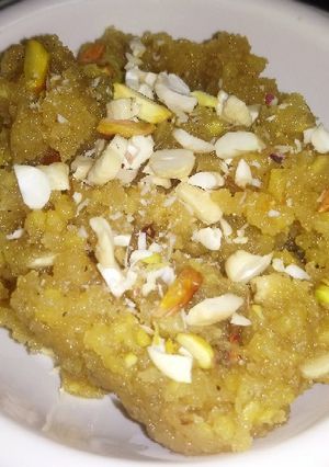 मूंग दाल हलवा (Moong dal halwa recipe in hindi) रेसिपी मुख्य फोटो