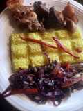 Arroz con curry, costillas de cerdo y carne troceados y salteado verduras