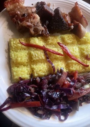 Una foto de Arroz con curry, costillas de cerdo y carne troceados y salteado verduras