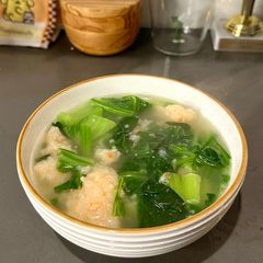 A picture of Vietnamese Spinach Soup with Shrimp Balls (Canh Rau Tôm Viên).