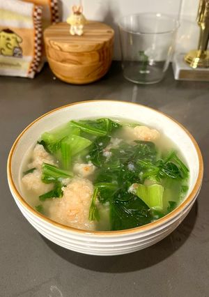 A picture of Vietnamese Spinach Soup with Shrimp Balls (Canh Rau Tôm Viên).
