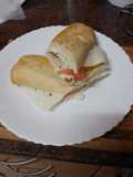 Bocadillo de pata asada, tomate y queso con alioli