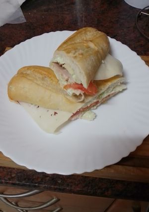Una foto de Bocadillo de pata asada, tomate y queso con alioli