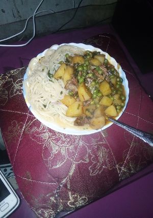 A picture of Spaghetti +stewed potatoes, minji and mutton.