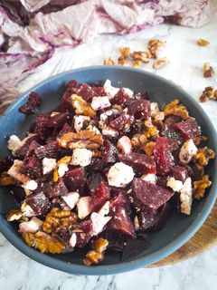 Une photo de Salade de betterave, noix et feta