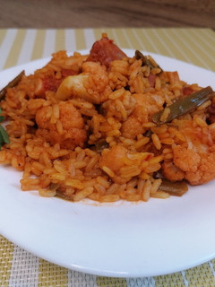 Una foto de Arroz con costillas adobadas y coliflor