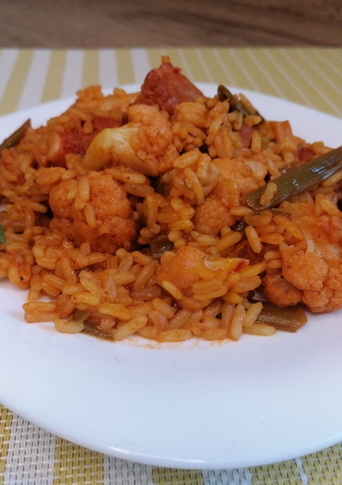 Una foto de Arroz con costillas adobadas y coliflor