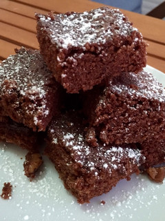 Una foto de Brownie al microondas de chocolate con nueces