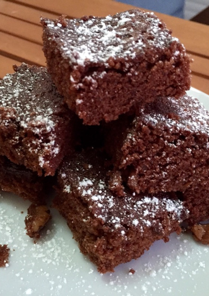 Una foto de Brownie al microondas de chocolate con nueces