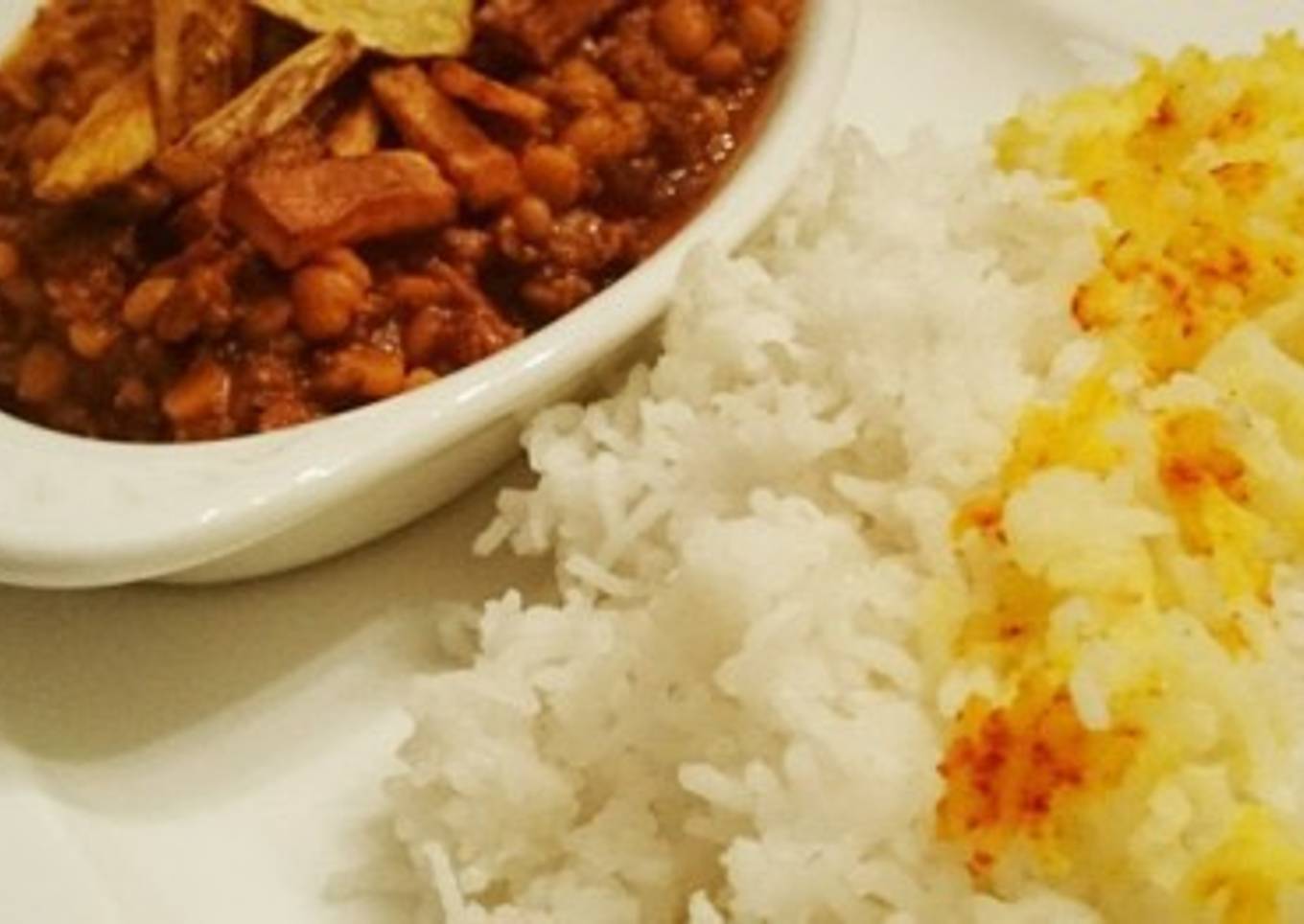 Asian Estofado de carne y lentejas con arroz blanco al estilo persa