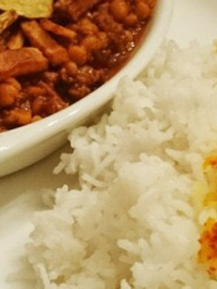 Una foto de Asian Estofado de carne y lentejas con arroz blanco al estilo persa