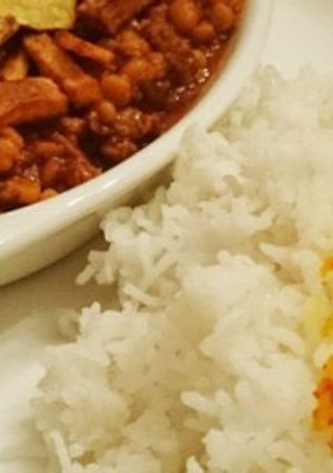 Una foto de Asian Estofado de carne y lentejas con arroz blanco al estilo persa