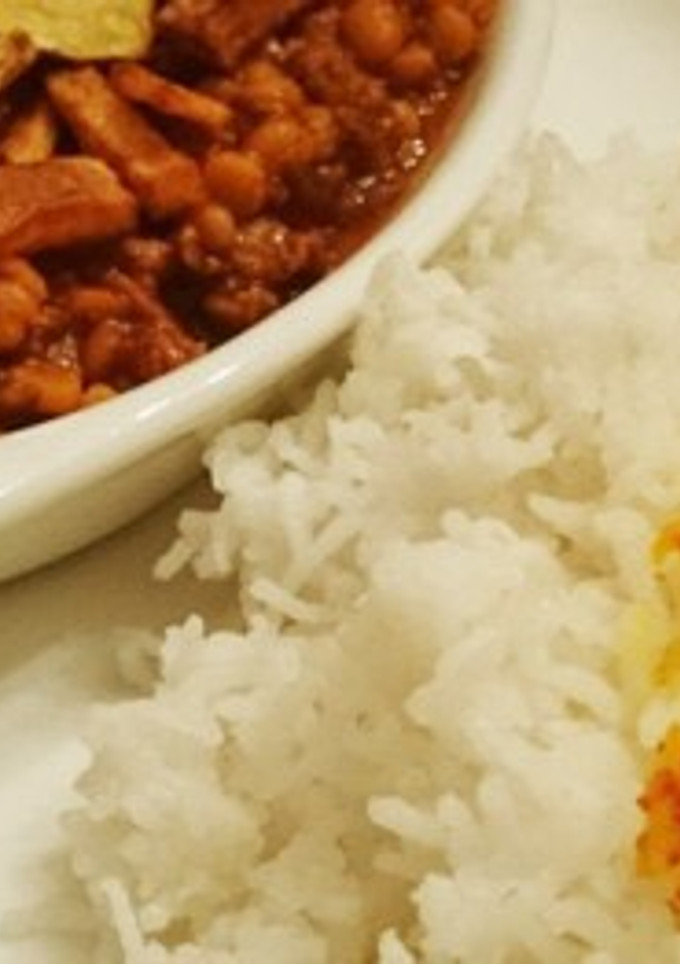 Una foto de Asian Estofado de carne y lentejas con arroz blanco al estilo persa