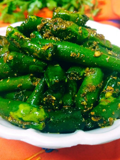हरी मिर्च का अचार (hari mirch ka achar recipe in Hindi) रेसिपी मुख्य फोटो