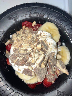 Una foto de Mix de frutas con crema y galletas