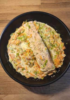 Une photo de Saumon sur fondue de poireau, carotte