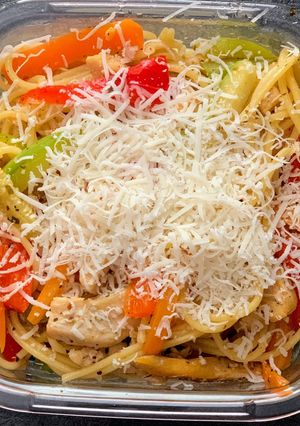 Una foto de Pasta con Pollo y Verduras