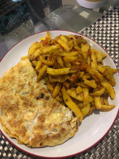 A picture of Chips and egg wit stir fry veggies.
