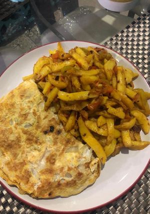 A picture of Chips and egg wit stir fry veggies.