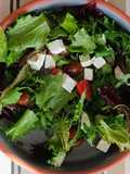 Salada verde com queijo feta