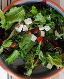 Salada verde com queijo feta