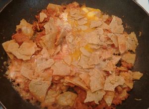 Una foto de Chilaquiles rojos con chorizo. ॐ