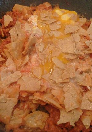 Una foto de Chilaquiles rojos con chorizo. ॐ
