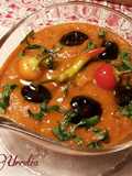 Salsa de tomate casera picante, con aceitunas y jengibre rosa.