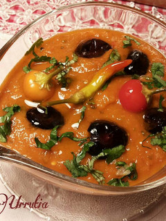 Una foto de Salsa de tomate casera picante, con aceitunas y jengibre rosa.
