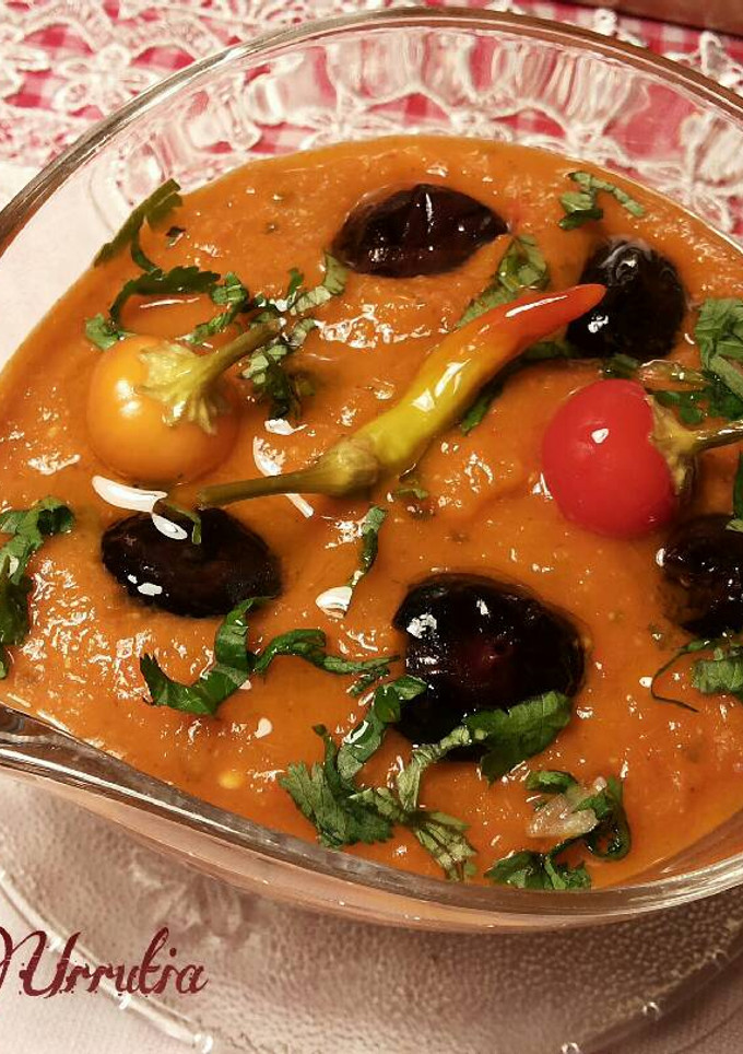 Una foto de Salsa de tomate casera picante, con aceitunas y jengibre rosa.