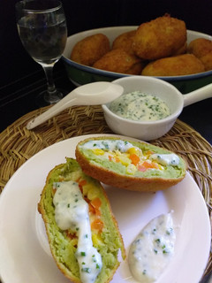 Una foto de Bombitas de arvejas partidas con queso y verduras