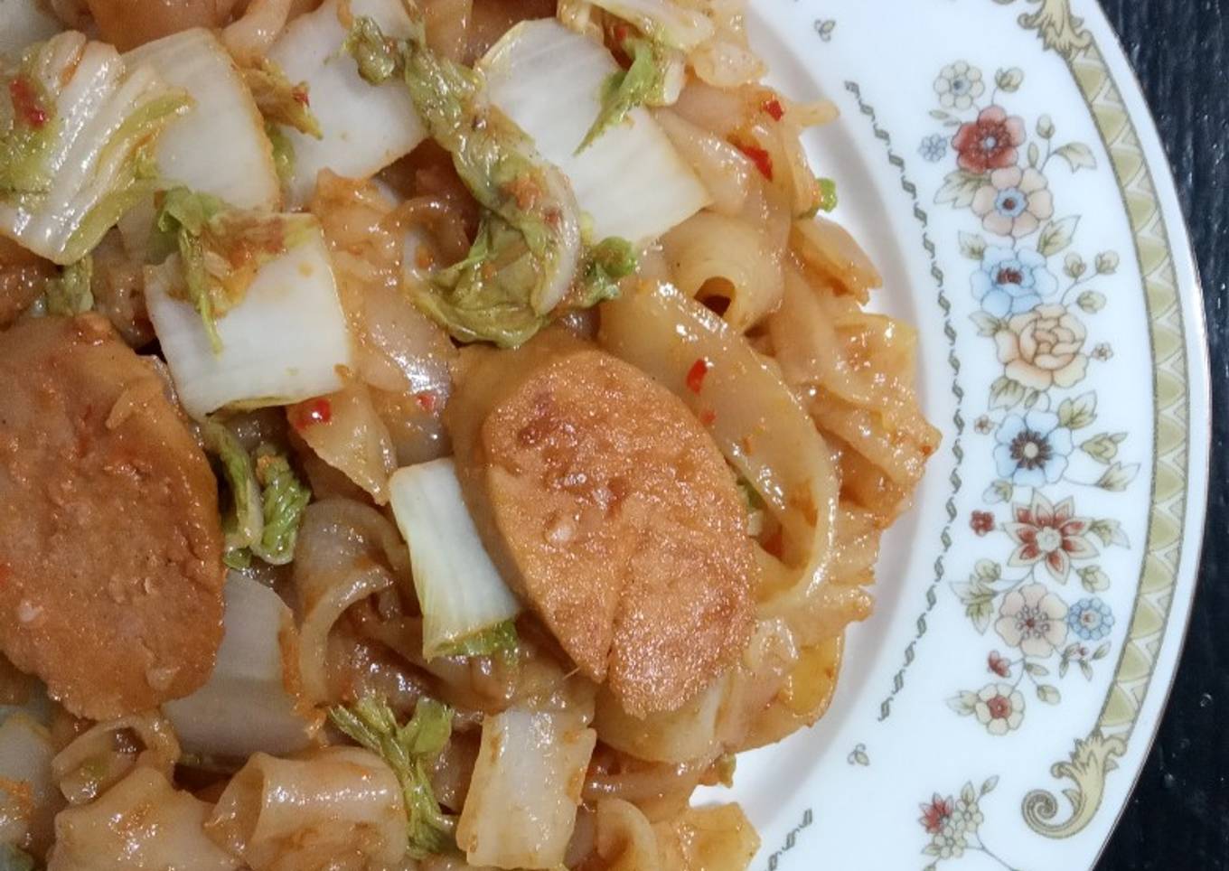 554) Kwetiau Goreng Sawi Sosis