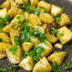 A picture of Podi Idli.