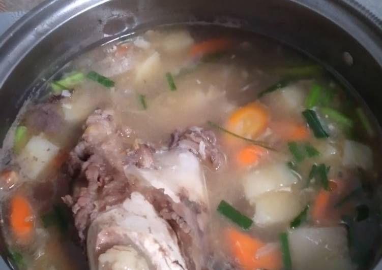 Bagaimana Menyiapkan Sup dengkul sapi Sempurna