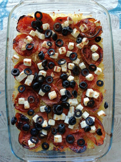 Una foto de Bulgur al horno, con tomate, aceitunas y queso feta