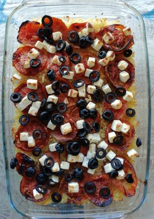 Foto principal de Bulgur al horno, con tomate, aceitunas y queso feta