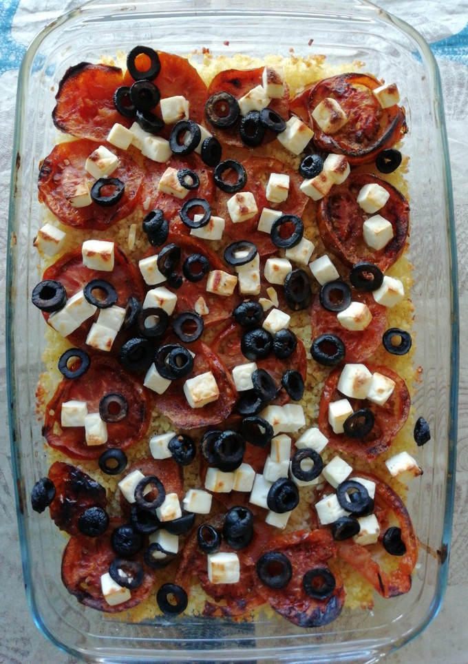 Una foto de Bulgur al horno, con tomate, aceitunas y queso feta