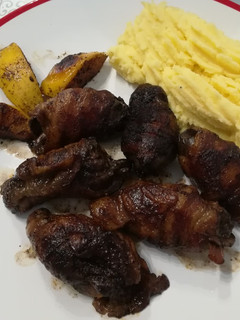 Baconbe tekert csirkemáj birsalmával recept fotója
