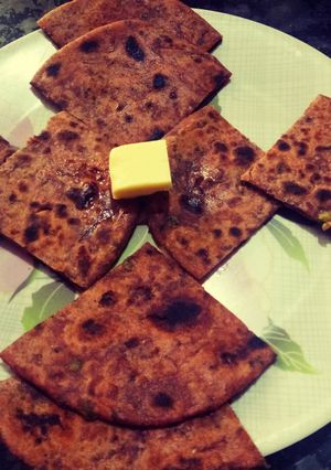 चुकन्दर और पालक का परांठा (Chukander aur palak ka paratha recipe in hindi) रेसिपी मुख्य फोटो