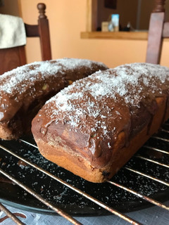 Una foto de Budín marmolado con chips de chocolate y cobertura de chocolate con coco 😏