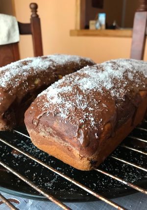 Una foto de Budín marmolado con chips de chocolate y cobertura de chocolate con coco 😏