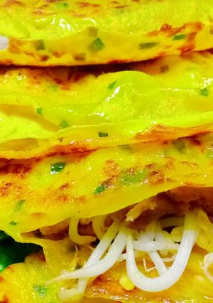 A picture of Vietnamese Bánh Xèo.